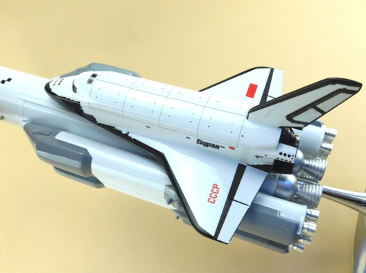 Модель ракеты-носителя Энергия-буран (М1:144)